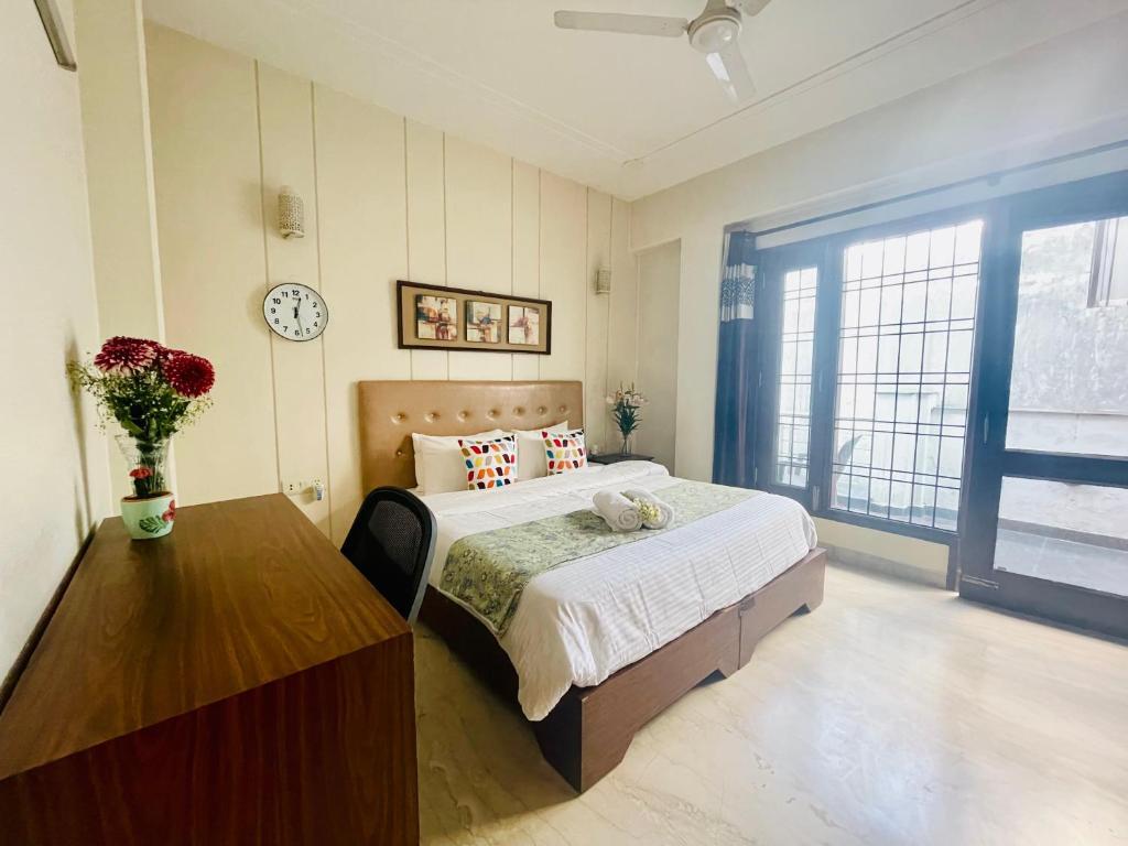 Гуруграм: Bluo Modern Studio Dlf Galleria Market