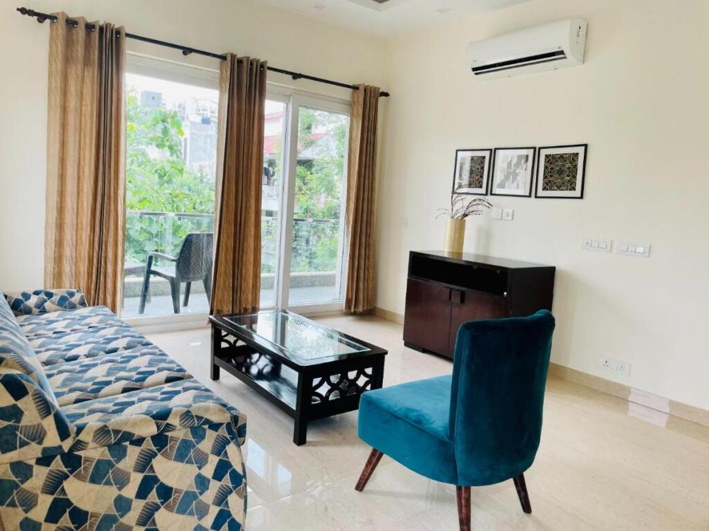 Гуруграм: Bluo 1Bhk - Dlf Cybercity, Mg Road - Balcony, Lift