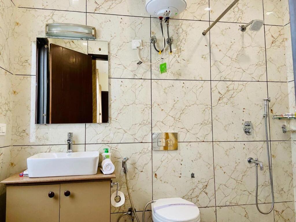 Гуруграм: Bluo 1Bhk - Dlf Cybercity, Mg Road - Balcony, Lift