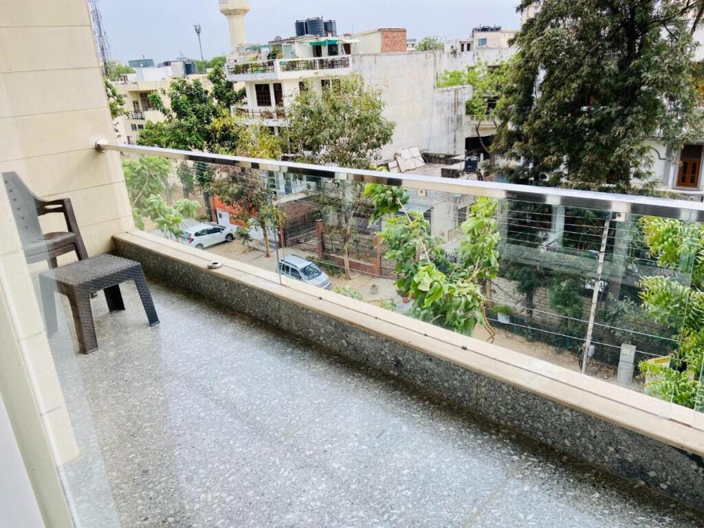 Гуруграм: Bluo 1Bhk - Dlf Cybercity, Mg Road - Balcony, Lift