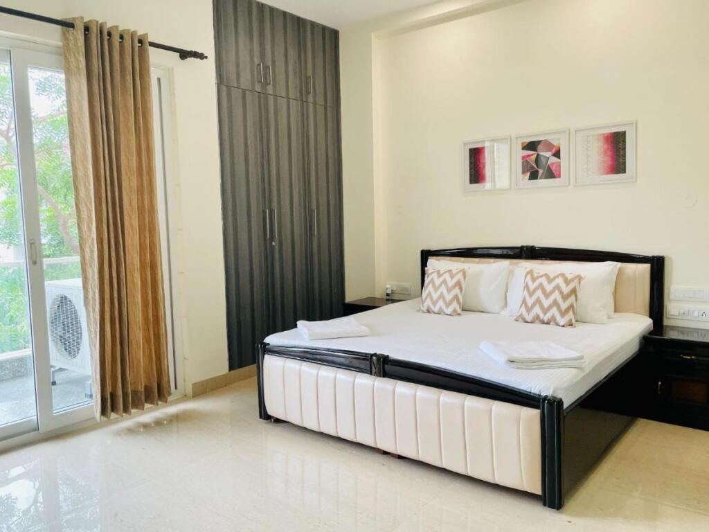 Гуруграм: Bluo 1Bhk - Dlf Cybercity, Mg Road - Balcony, Lift