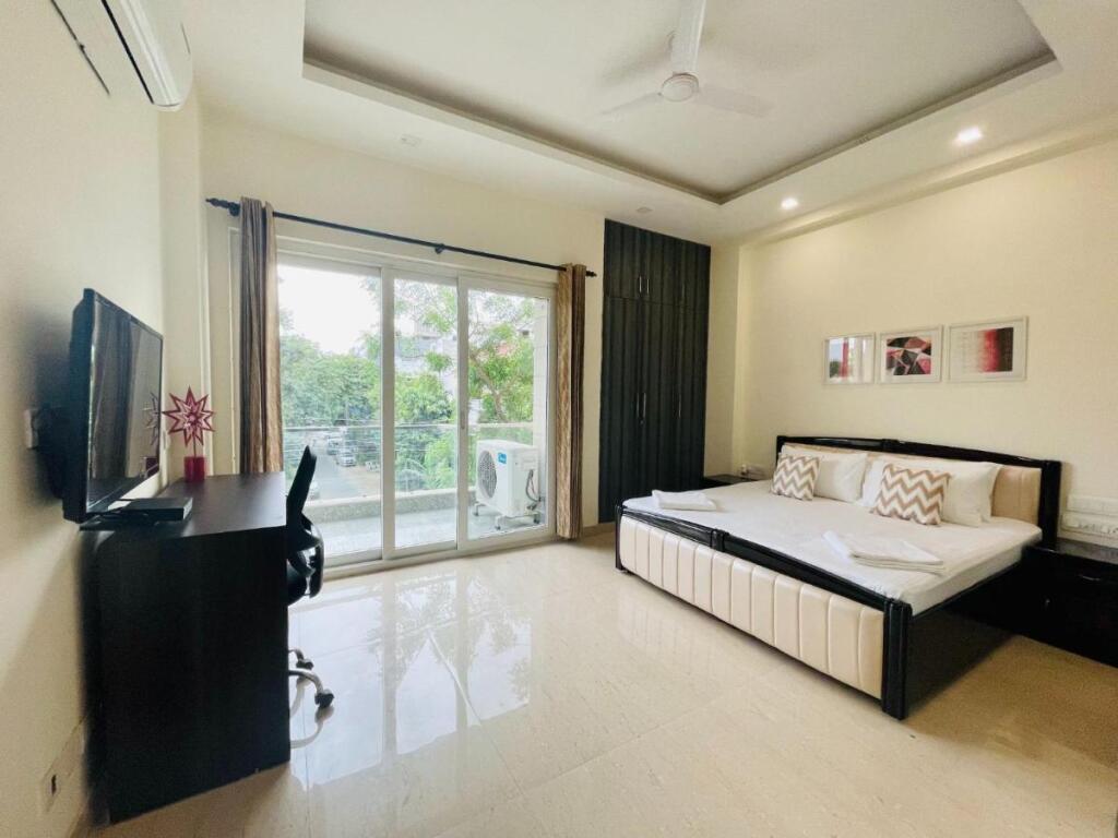 Гуруграм: Bluo 1Bhk - Dlf Cybercity, Mg Road - Balcony, Lift