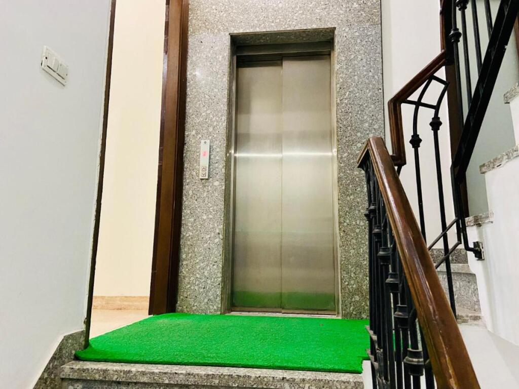 Гуруграм: Bluo 1Bhk - Dlf Cybercity, Mg Road - Balcony, Lift
