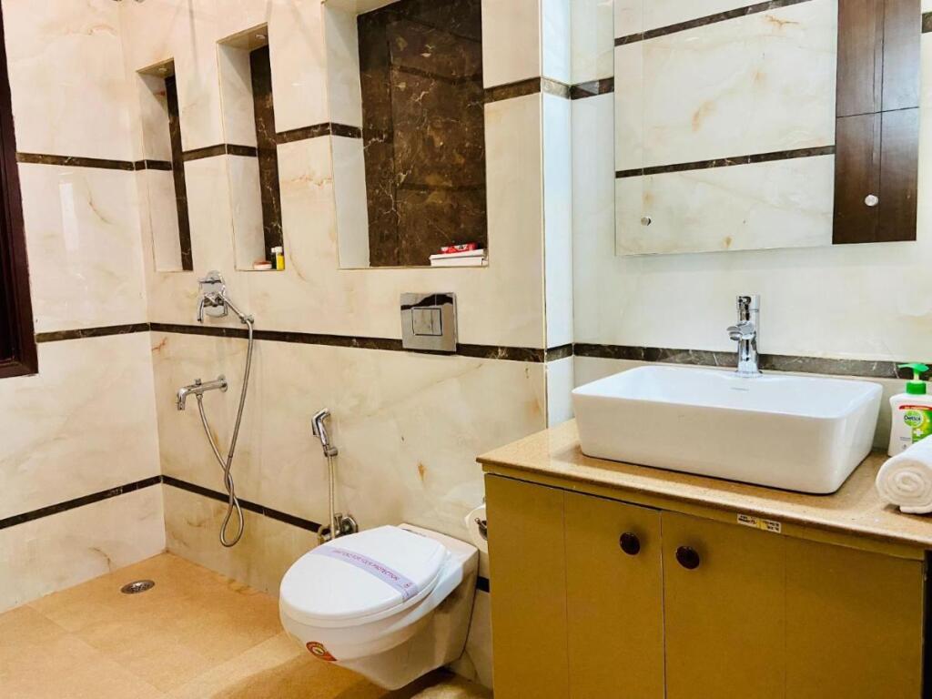 Гуруграм: Bluo 1Bhk - Dlf Cybercity, Mg Road - Balcony, Lift