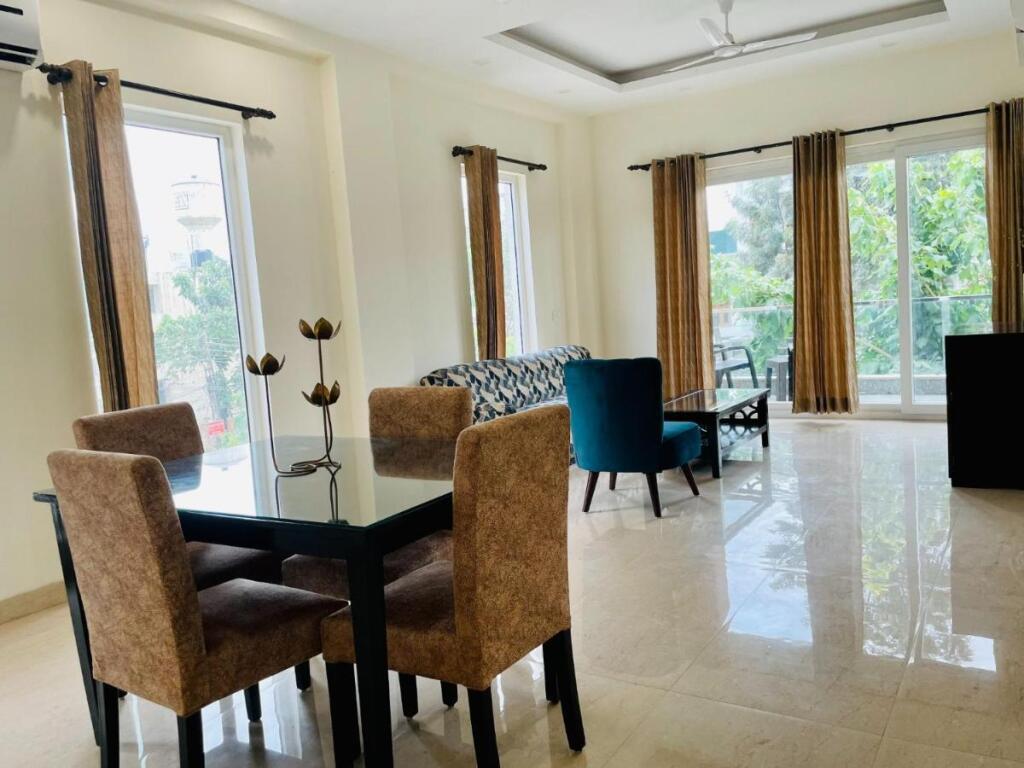 Гуруграм: Bluo 1Bhk - Dlf Cybercity, Mg Road - Balcony, Lift
