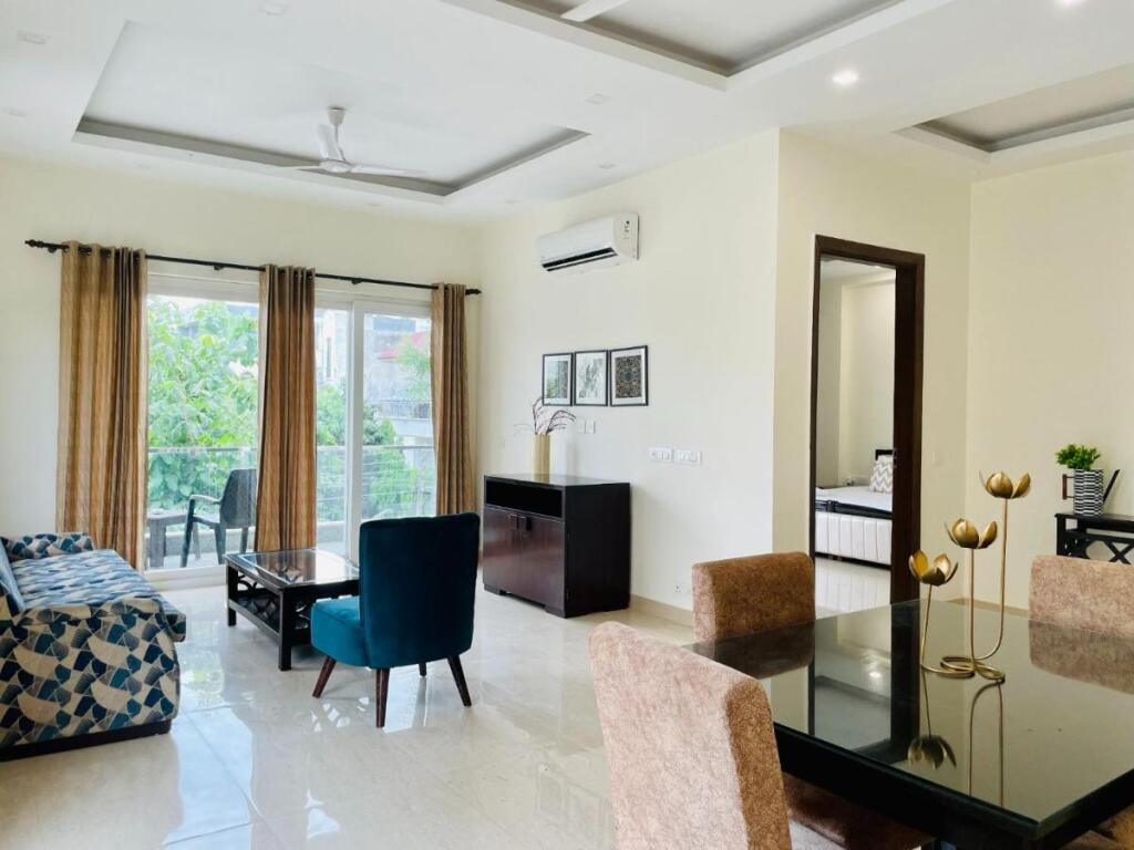 Гуруграм: Bluo 1Bhk - Dlf Cybercity, Mg Road - Balcony, Lift