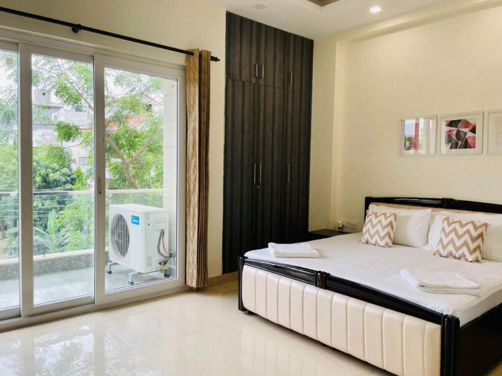 Гуруграм: Bluo 1Bhk - Dlf Cybercity, Mg Road - Balcony, Lift