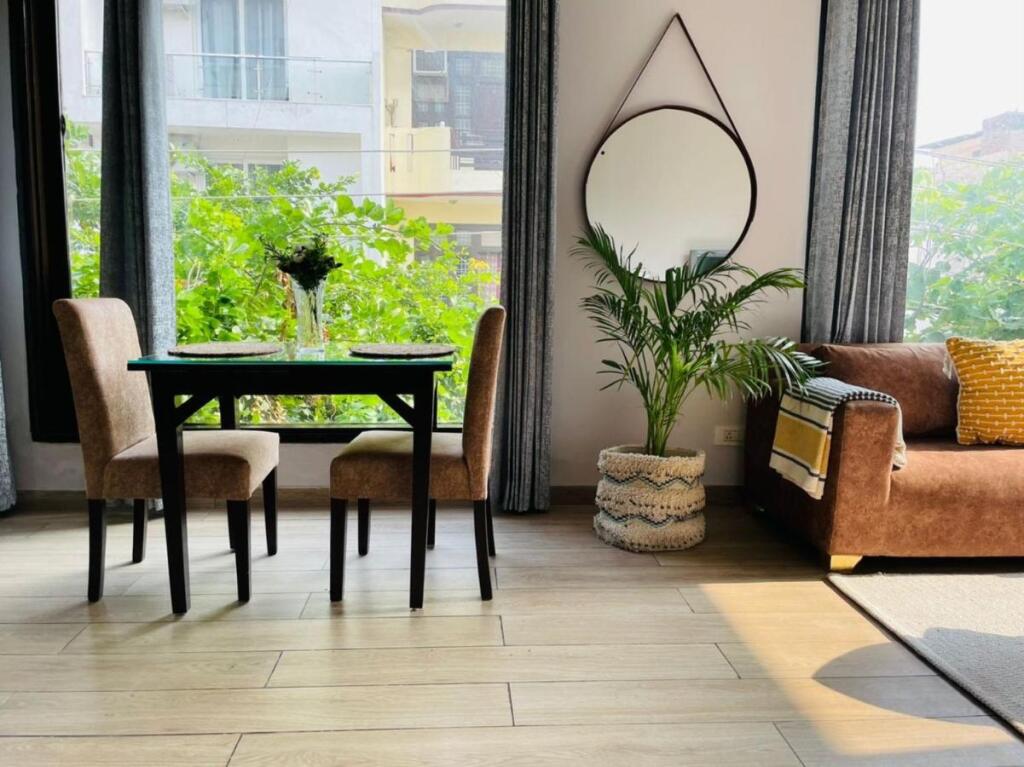 Гуруграм: Bluo 3Bhk - Dlf Galleria - Bathtub, Balcony