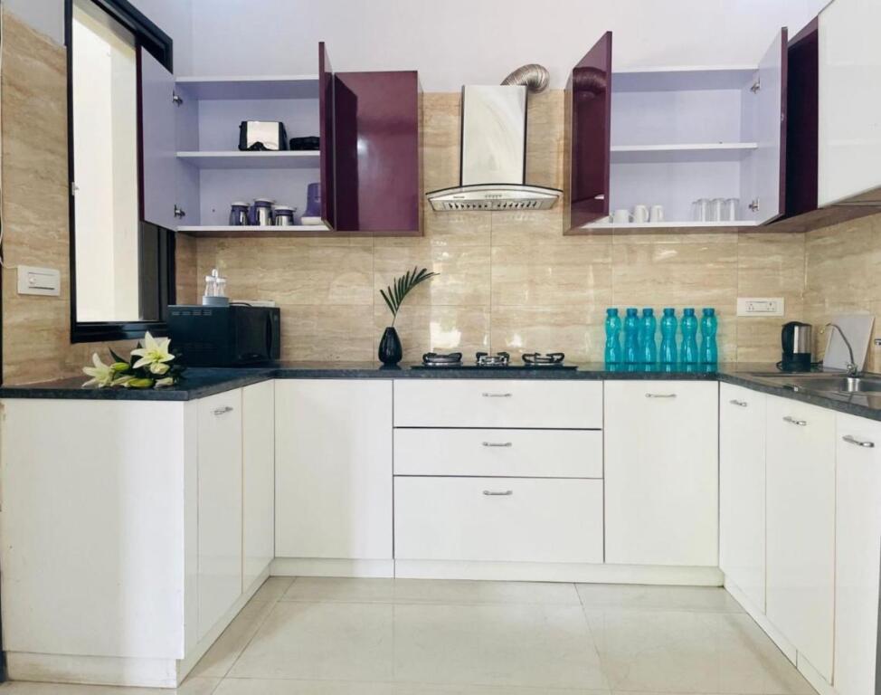 Гуруграм: Bluo 3Bhk - Dlf Galleria - Bathtub, Balcony