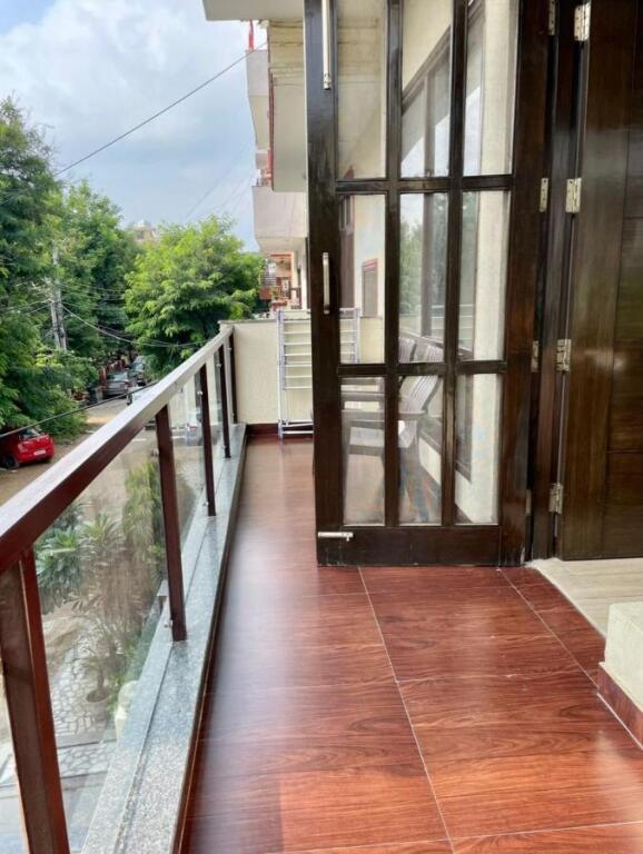 Гуруграм: Bluo 3Bhk - Dlf Galleria - Bathtub, Balcony