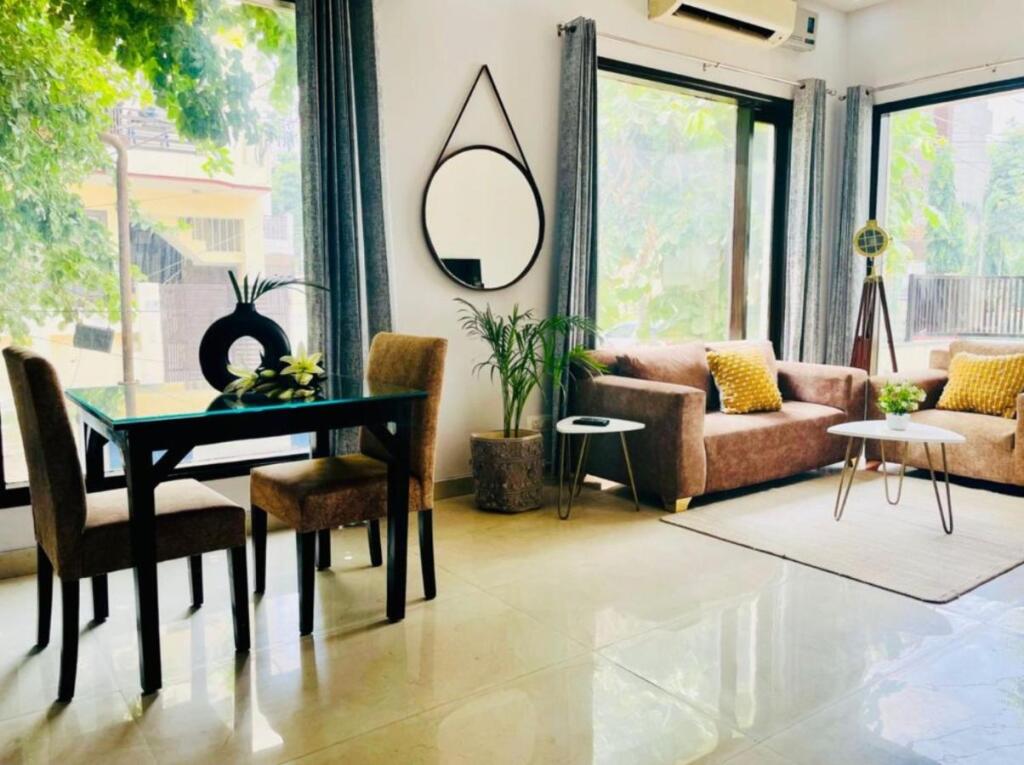 Гуруграм: Bluo 3Bhk - Dlf Galleria - Bathtub, Balcony