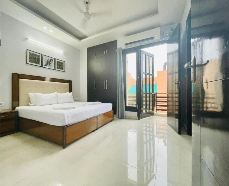 Bluo 3Bhk - Dlf Galleria - Bathtub, Balcony — фото 3