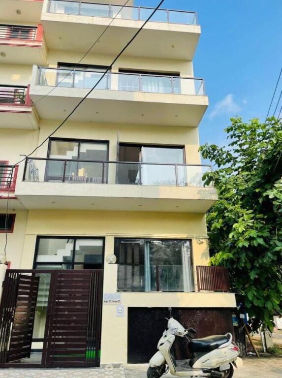 Гуруграм: Bluo 3Bhk - Dlf Galleria - Bathtub, Balcony