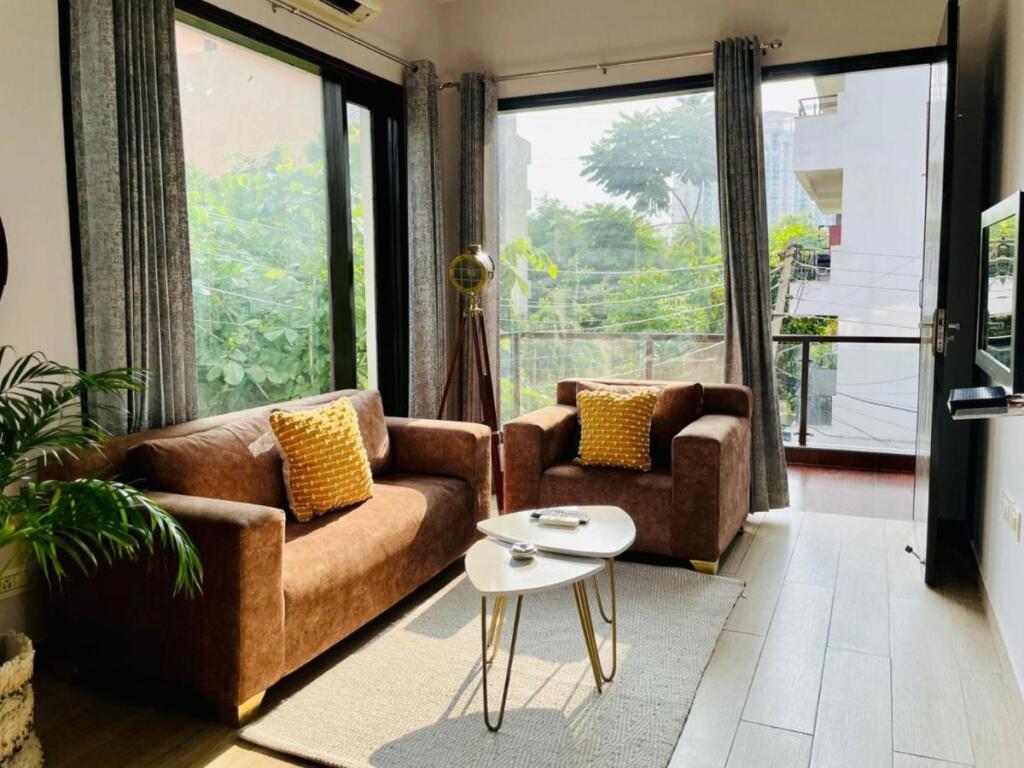 Гуруграм: Bluo 3Bhk - Dlf Galleria - Bathtub, Balcony