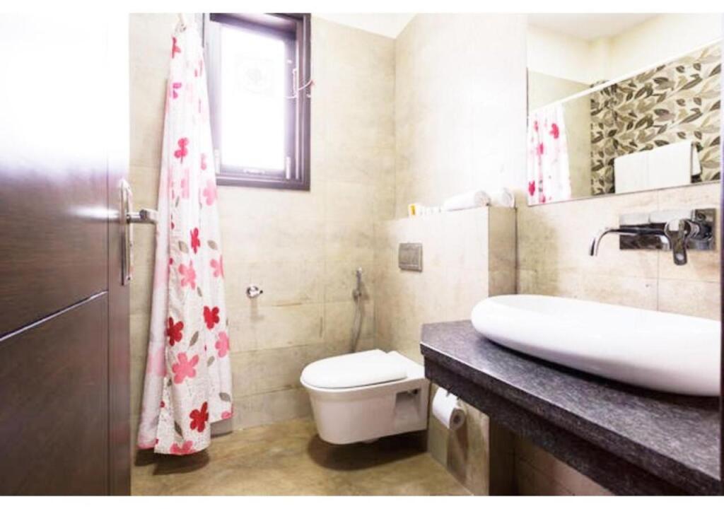 Гуруграм: Bluo 3Bhk - Dlf Galleria - Bathtub, Balcony