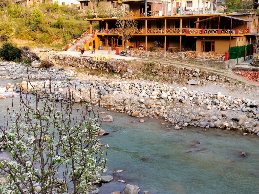 Банджар: ShivAdya Tirthan - Boutique Hotel in Tirthan Valley