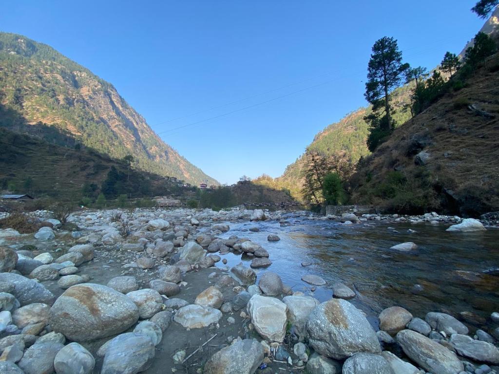 Банджар: ShivAdya Tirthan - Boutique Hotel in Tirthan Valley