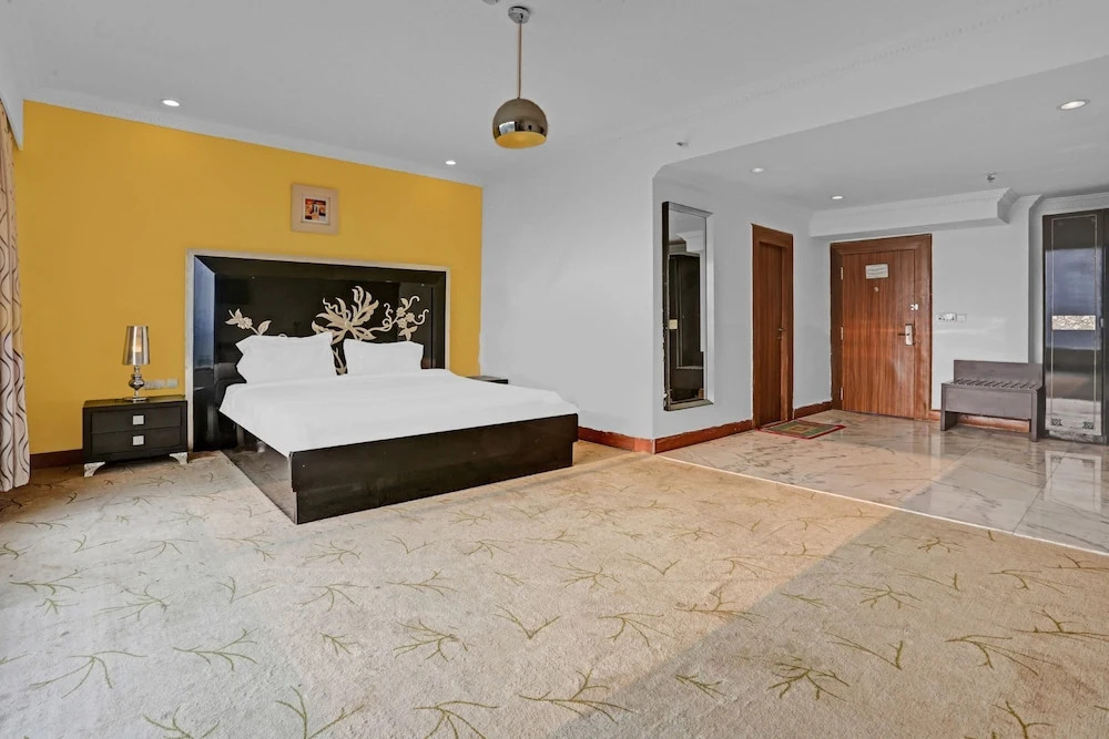 Мумбаи: Capital O 44161 Royal Palms Hotel - Lily Collection