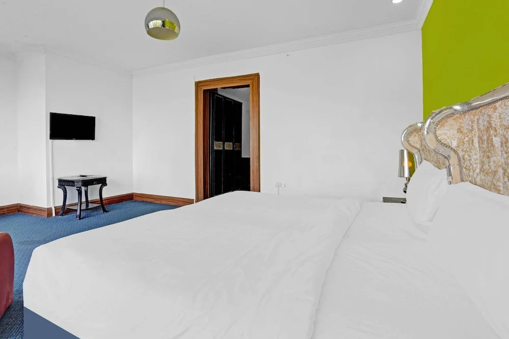 Мумбаи: Capital O 44161 Royal Palms Hotel - Lily Collection