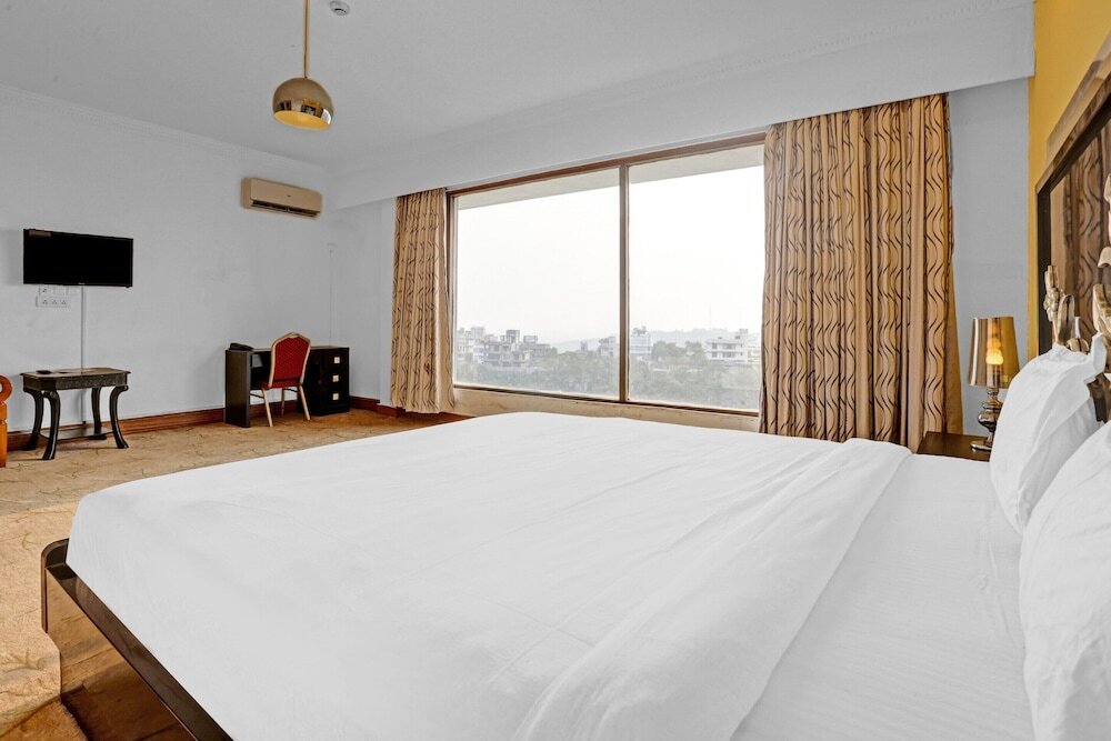 Мумбаи: Capital O 44161 Royal Palms Hotel - Lily Collection