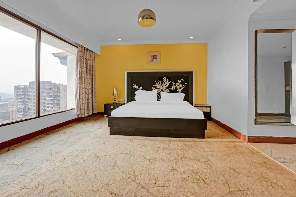 Мумбаи: Capital O 44161 Royal Palms Hotel - Lily Collection