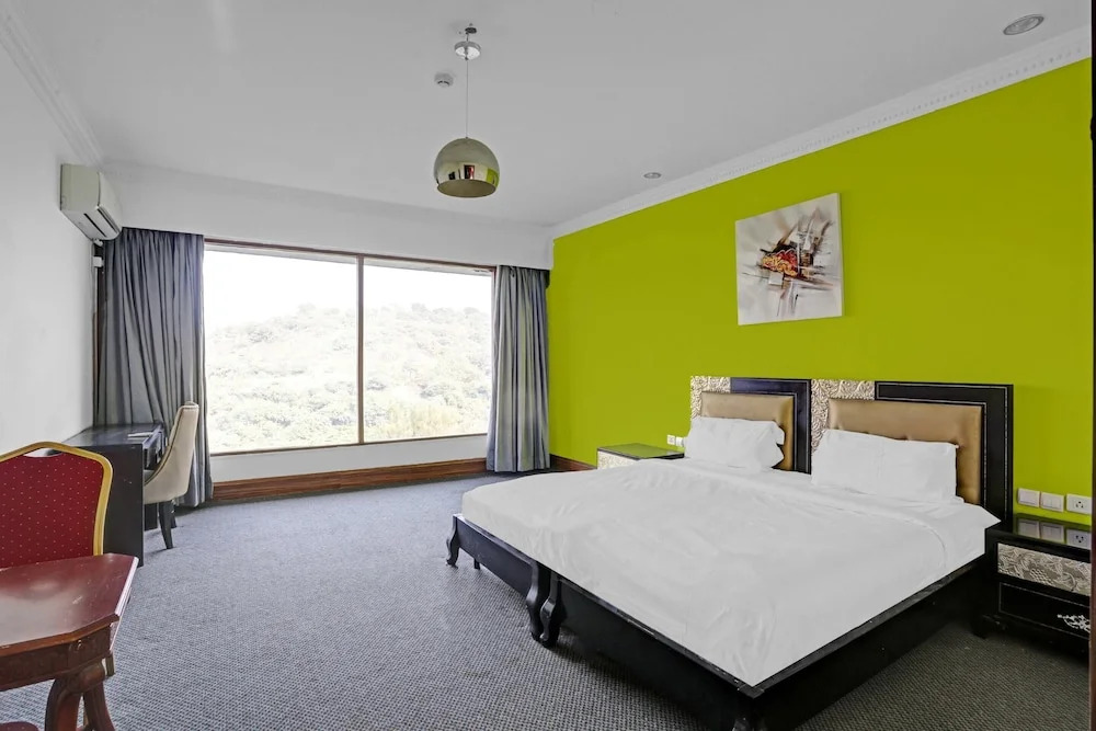 Мумбаи: Capital O 44161 Royal Palms Hotel - Lily Collection