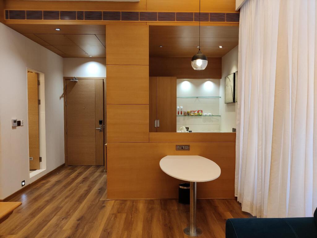 Ананд: Hotel Blueivy