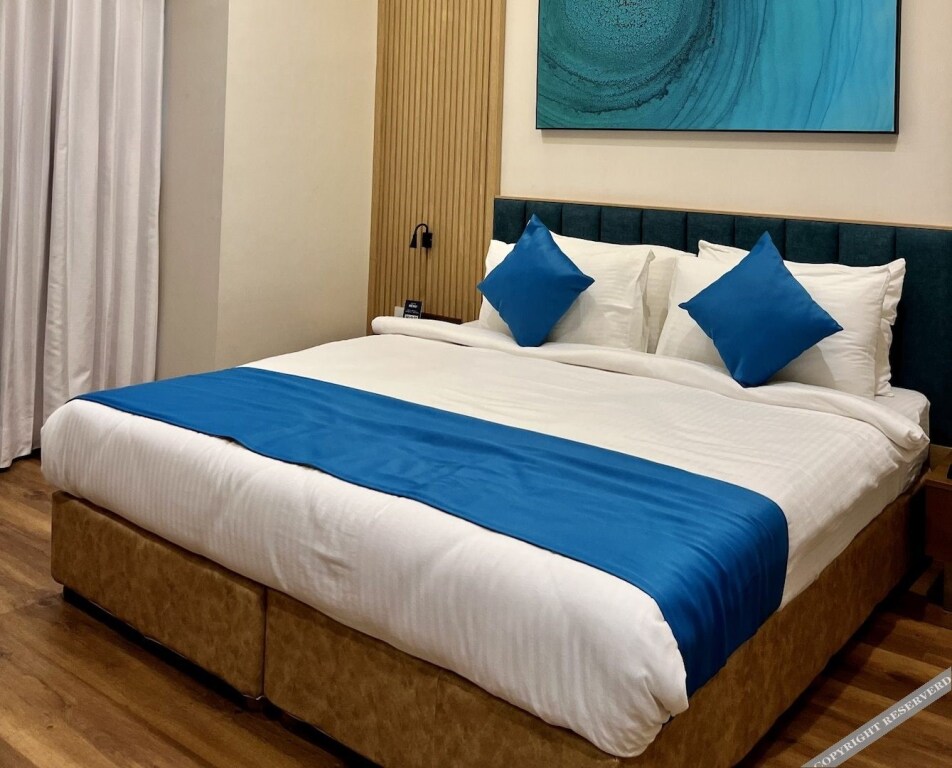 Ананд: Hotel Blueivy