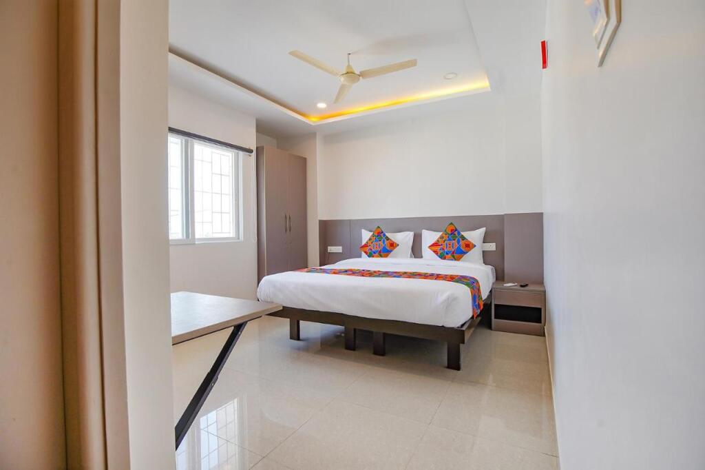 Бангалор: FabHotel Athasri Inn - Nr. Bellandur Railway Station
