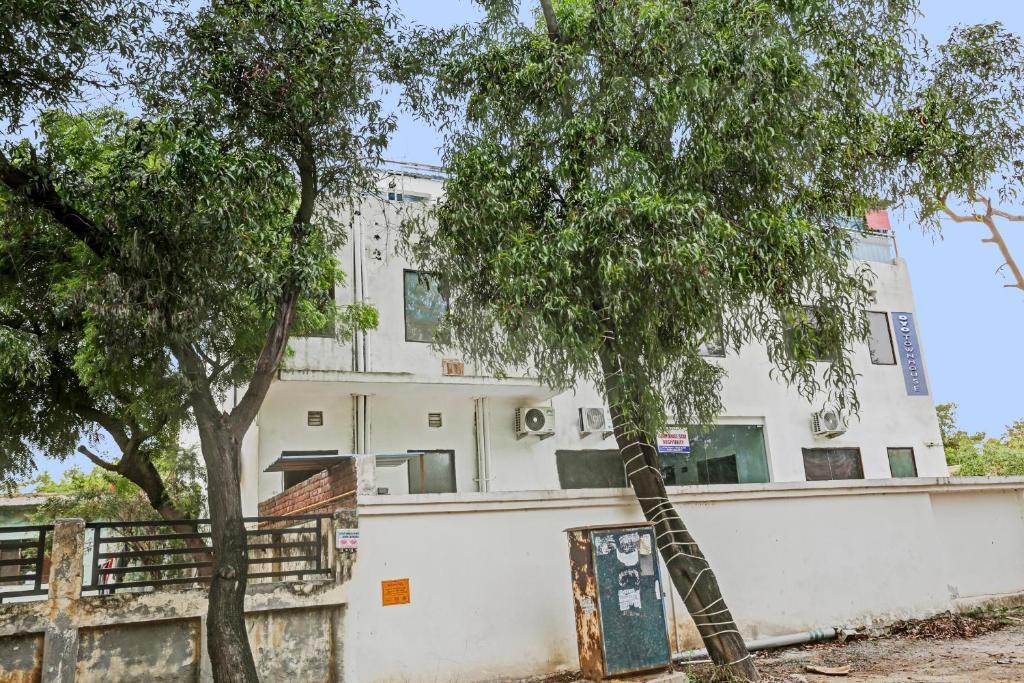 Большая Нойда: Townhouse Gn Stay Near GNIDA Office Metro Station