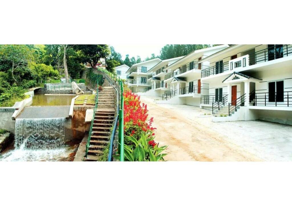 Салем: Coastal Grand Anglo French Resorts
