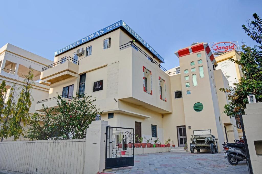 Удаипур: Oyo Flagship 87534 Hotel Rajshree Niwas