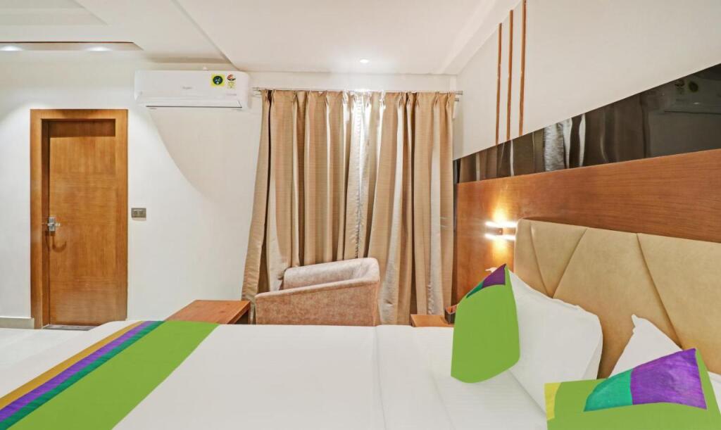 Бангалор: Treebo Emora Grand