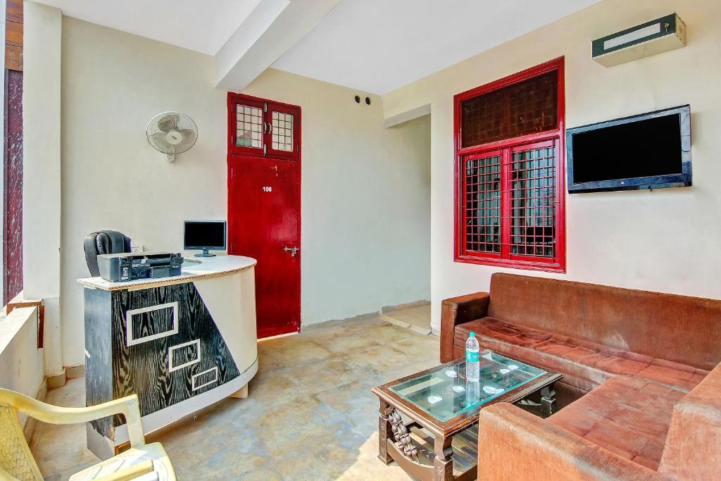 Газиабад: OYO 86315 Yash Hotel