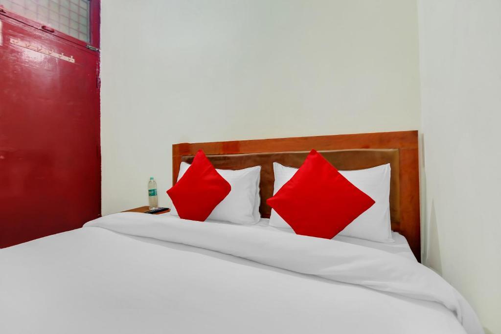 Газиабад: OYO 86315 Yash Hotel