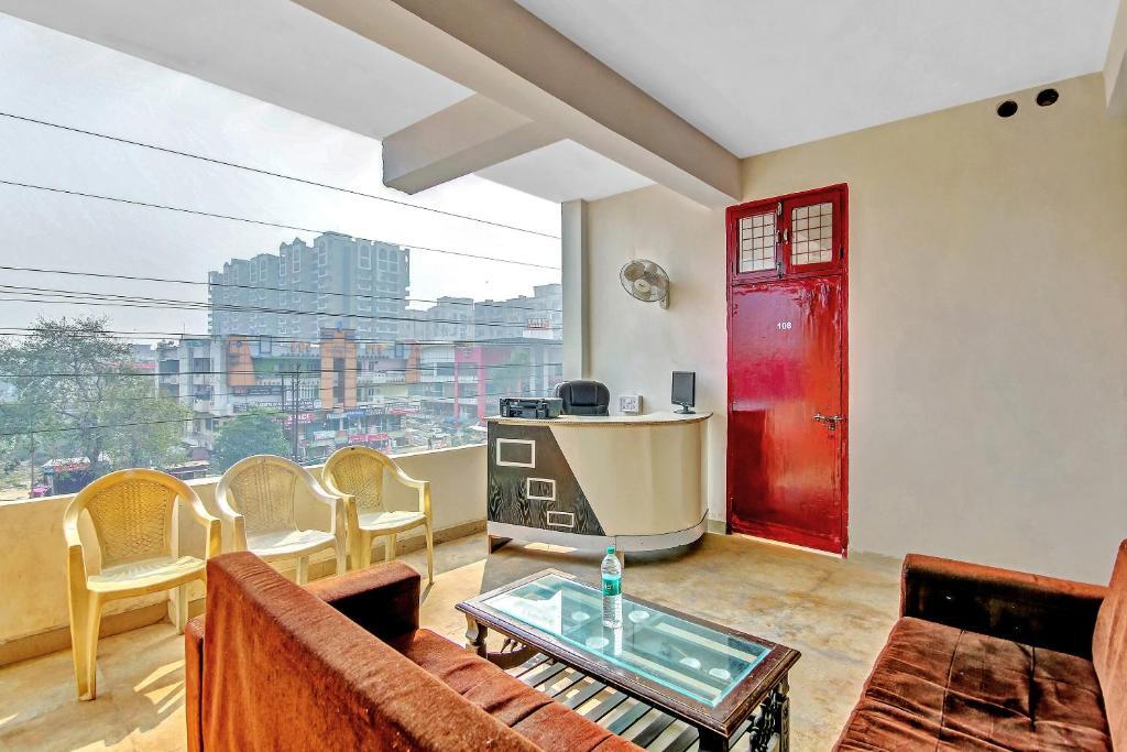 Газиабад: OYO 86315 Yash Hotel