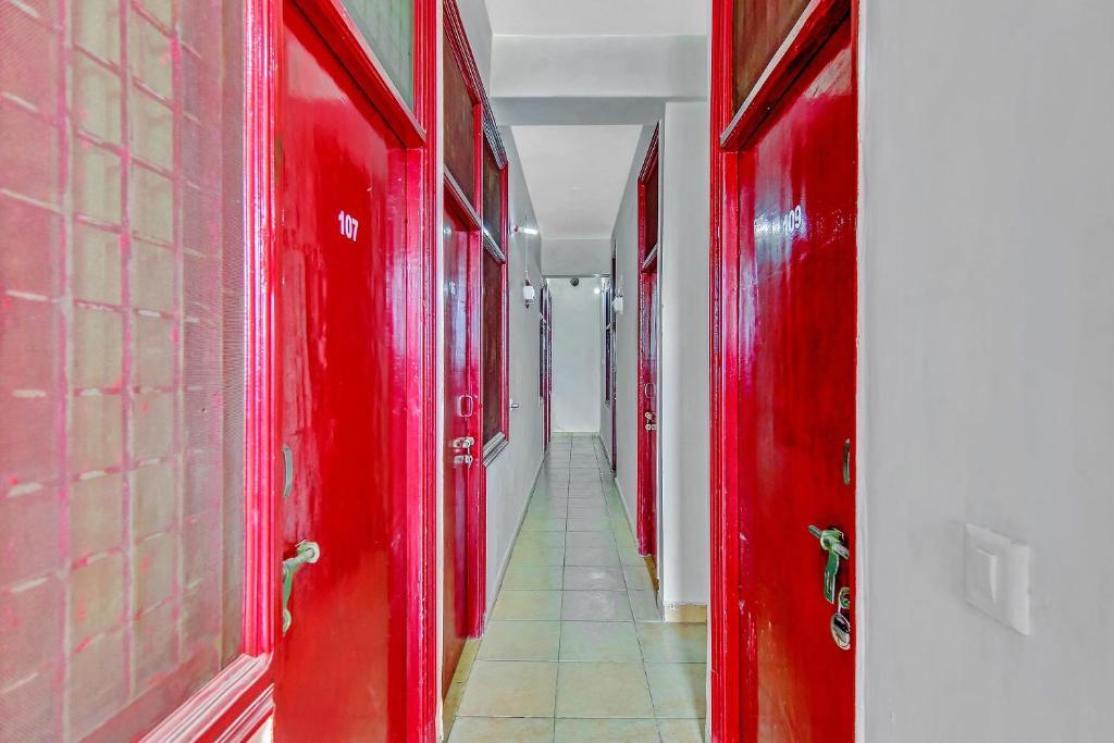 Газиабад: OYO 86315 Yash Hotel