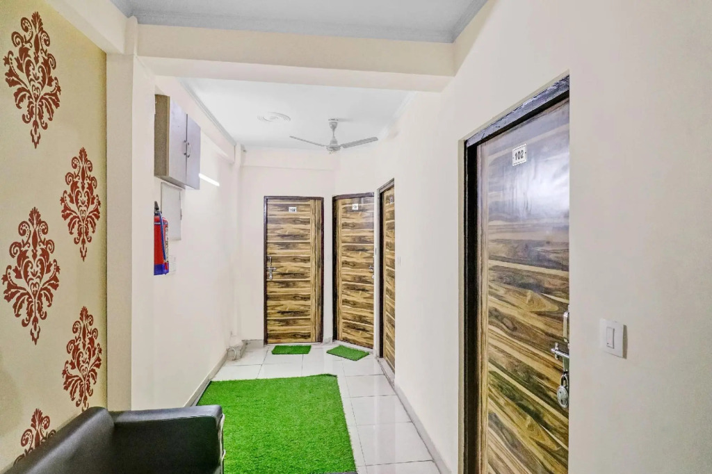 Газиабад: OYO 86348 Hotel crossing republik