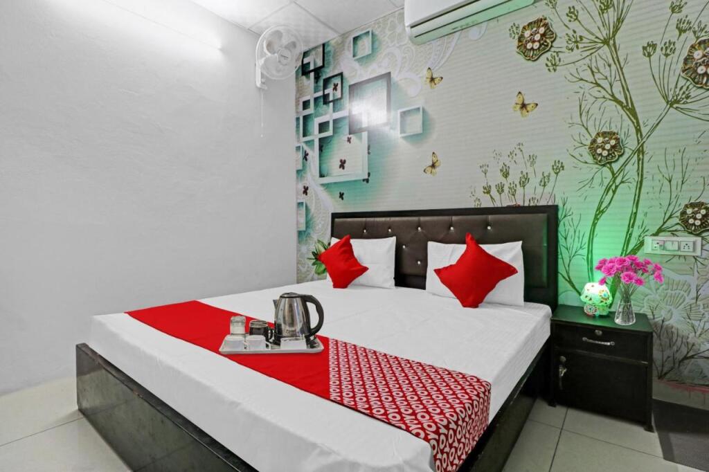 Фаридабад: OYO 88123 Hotel Small Town