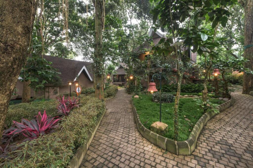 Мумбаи: Club Mahindra Thekkady