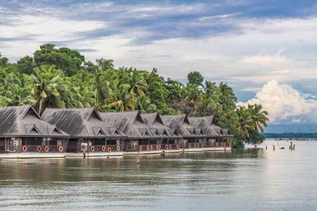 Мумбаи: Club Mahindra Ashtamudi