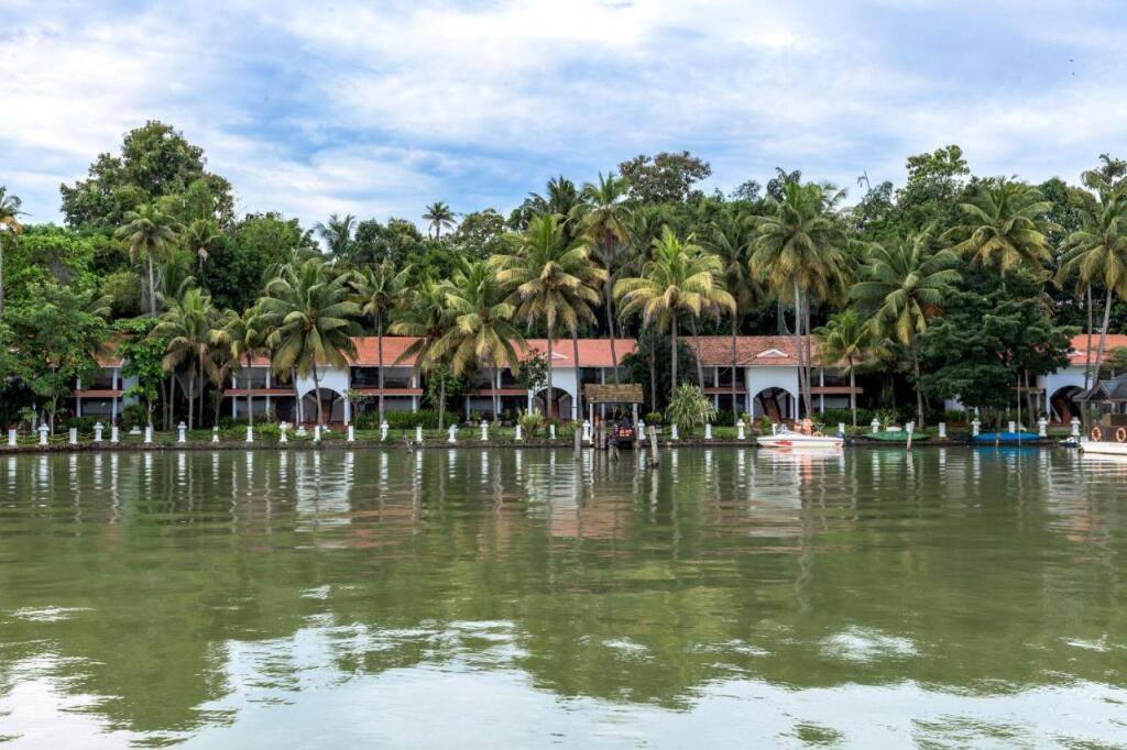 Мумбаи: Club Mahindra Ashtamudi