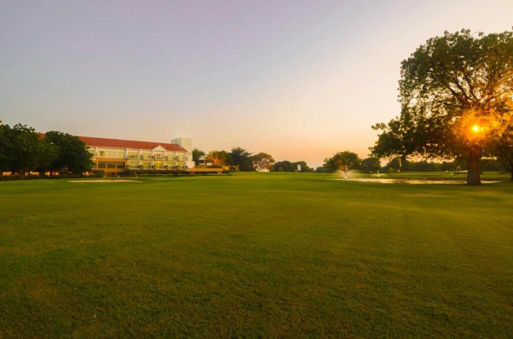 Мумбаи: Club Mahindra Kensville