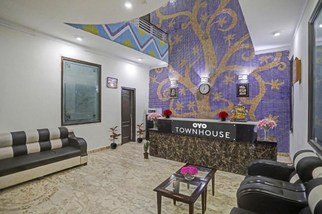 Нойда: Townhouse 1053 Hotel The Premier View
