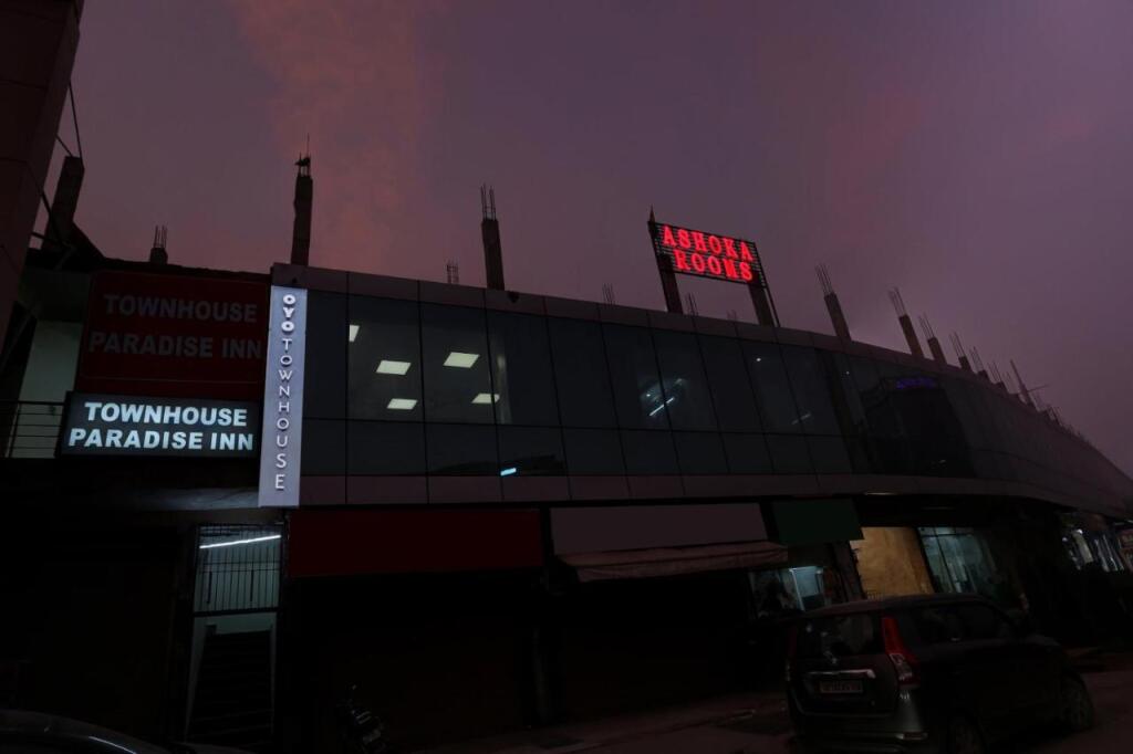 Нойда: OYO Townhouse 1062 Paradise Inn Near Noida Sector 51 Metro Station