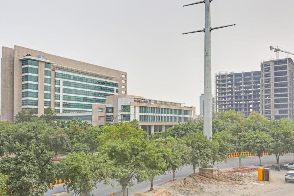 Нойда: OYO Townhouse 1062 Paradise Inn Near Noida Sector 51 Metro Station