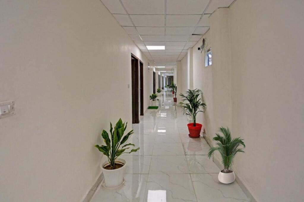 Нойда: OYO Townhouse 1062 Paradise Inn Near Noida Sector 51 Metro Station