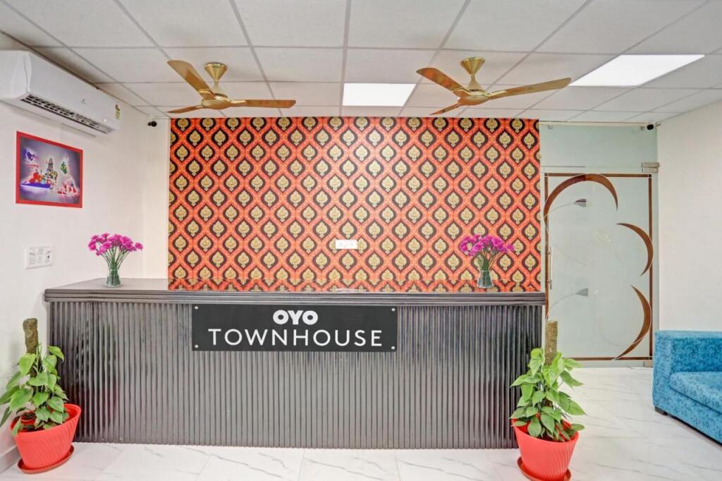 Нойда: OYO Townhouse 1062 Paradise Inn Near Noida Sector 51 Metro Station