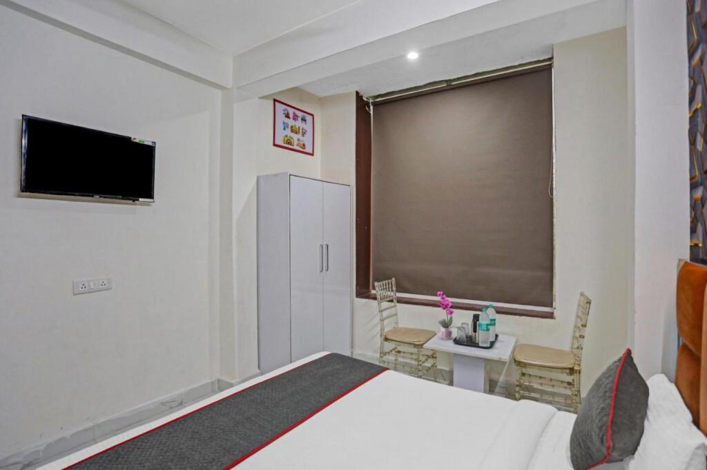 Нойда: OYO Townhouse 1062 Paradise Inn Near Noida Sector 51 Metro Station