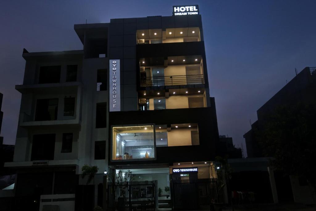 Нойда: Townhouse Oak 1078 Hotel Dream Town